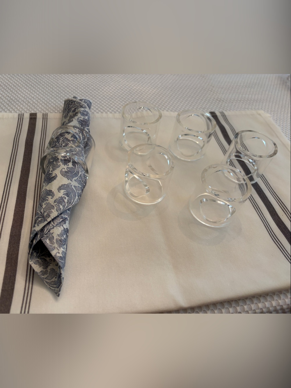 Lucite Napkin Rings — Elegant Clear Dining Accessory